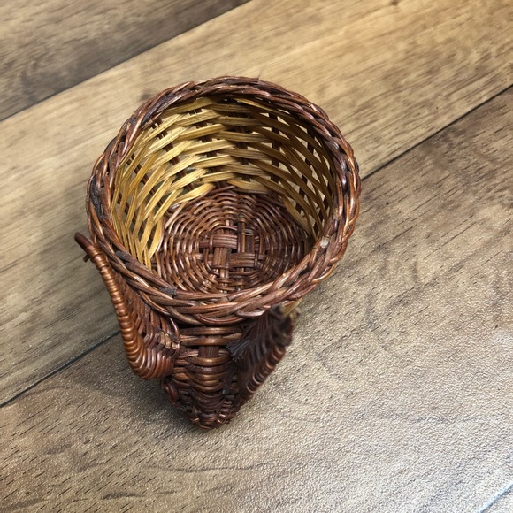 Vintage Rabbit Basket - Picture 4 of 5